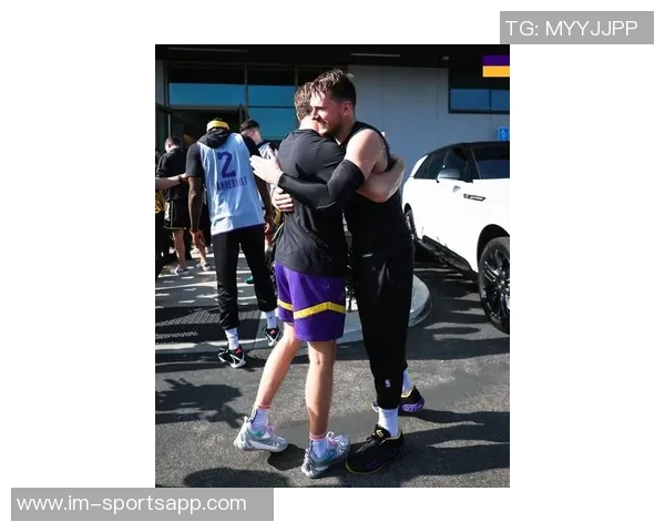 湖人队友收礼物东契奇去年圣诞节送卡丁车给独行侠全队